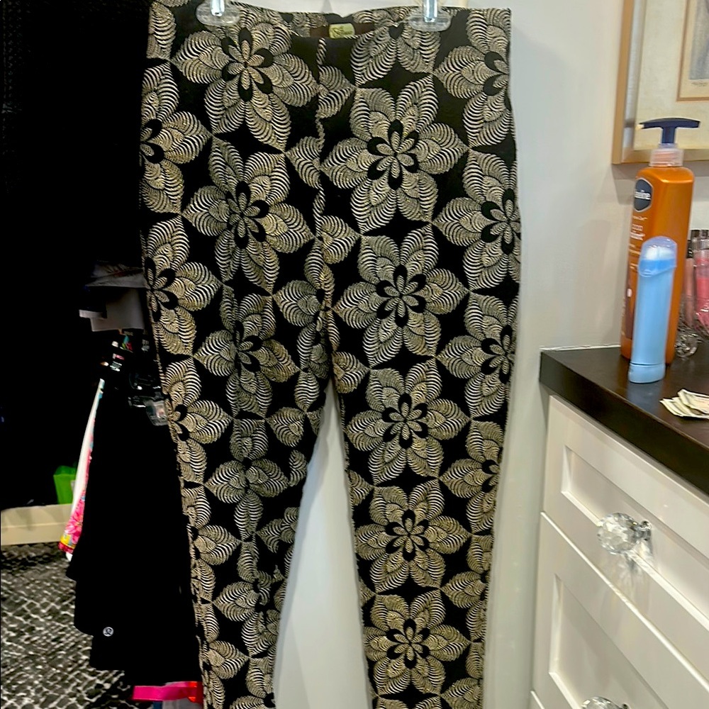 Black and gold jacquard floral cropped pants size 2
Eva Franco